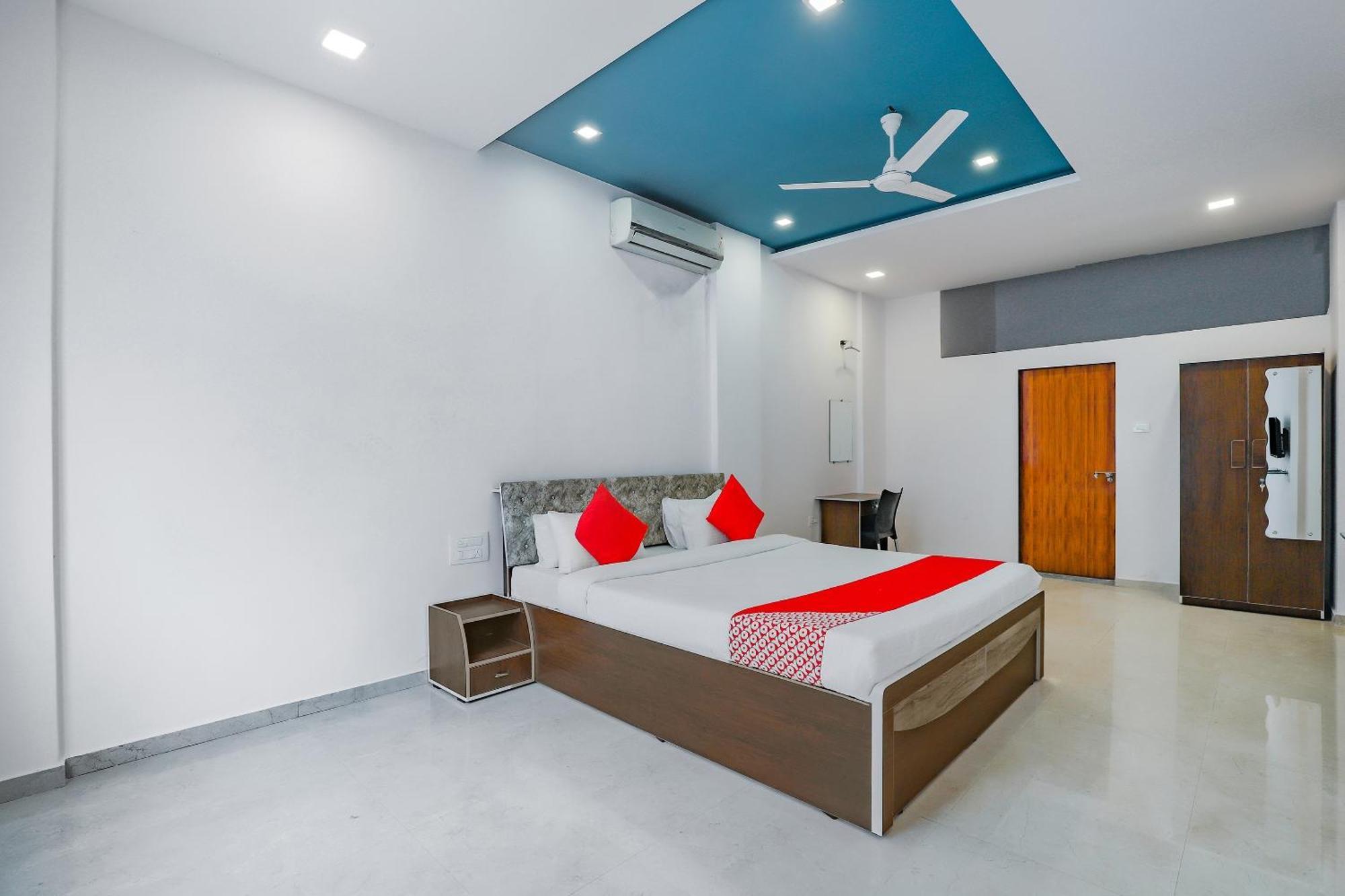 Oyo Hotel Fountain Surat Exterior foto