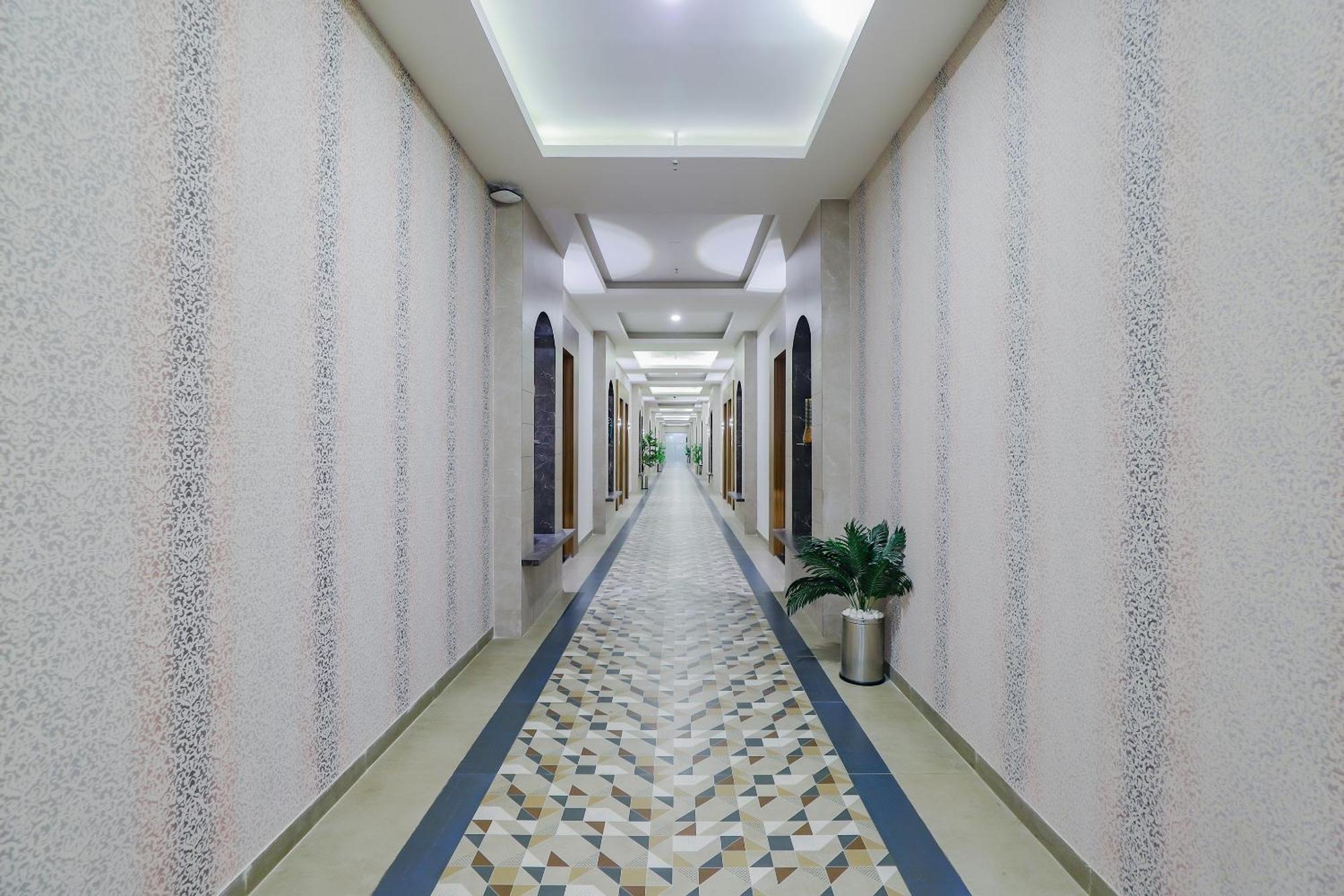Oyo Hotel Fountain Surat Exterior foto