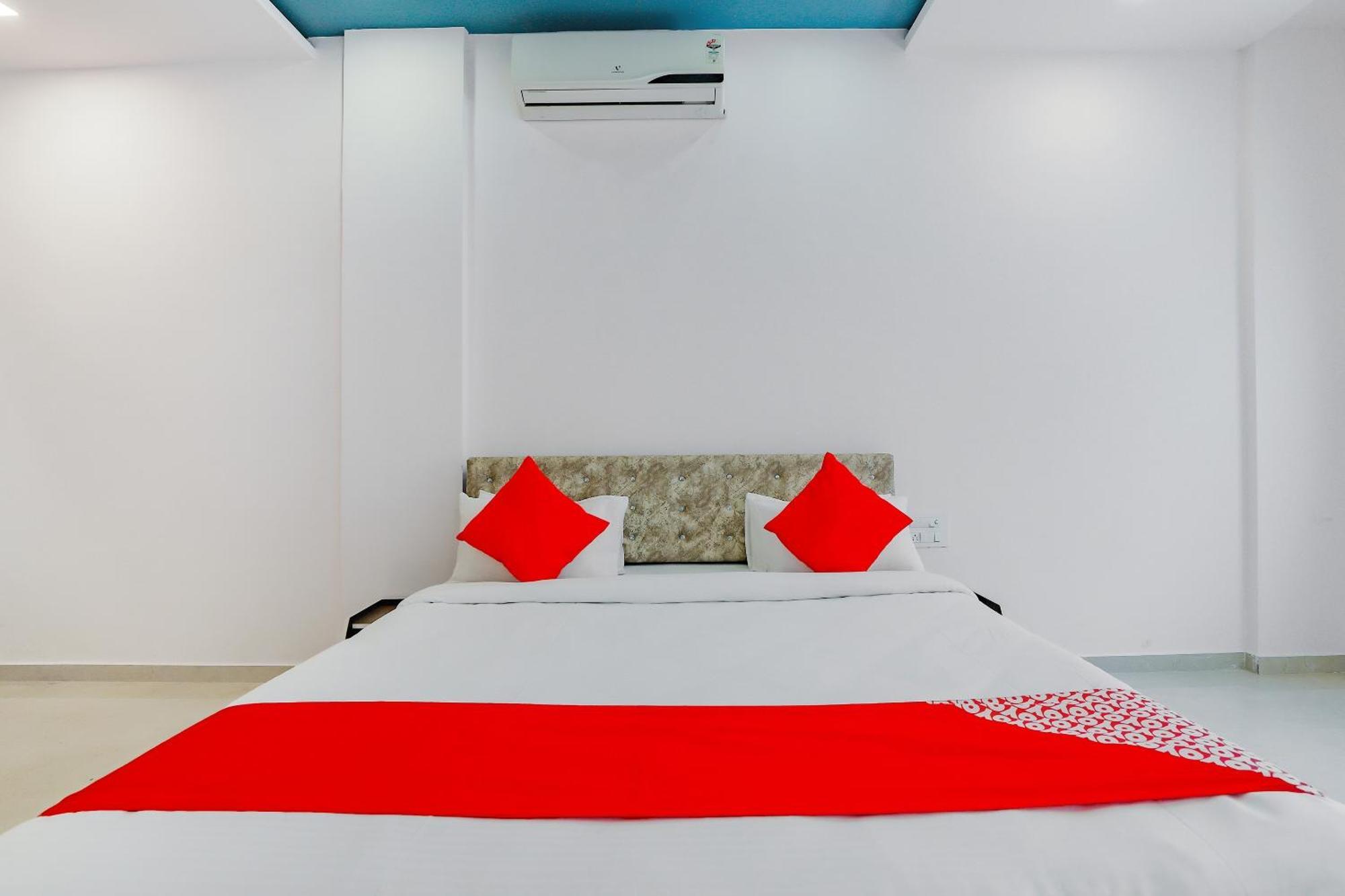 Oyo Hotel Fountain Surat Exterior foto