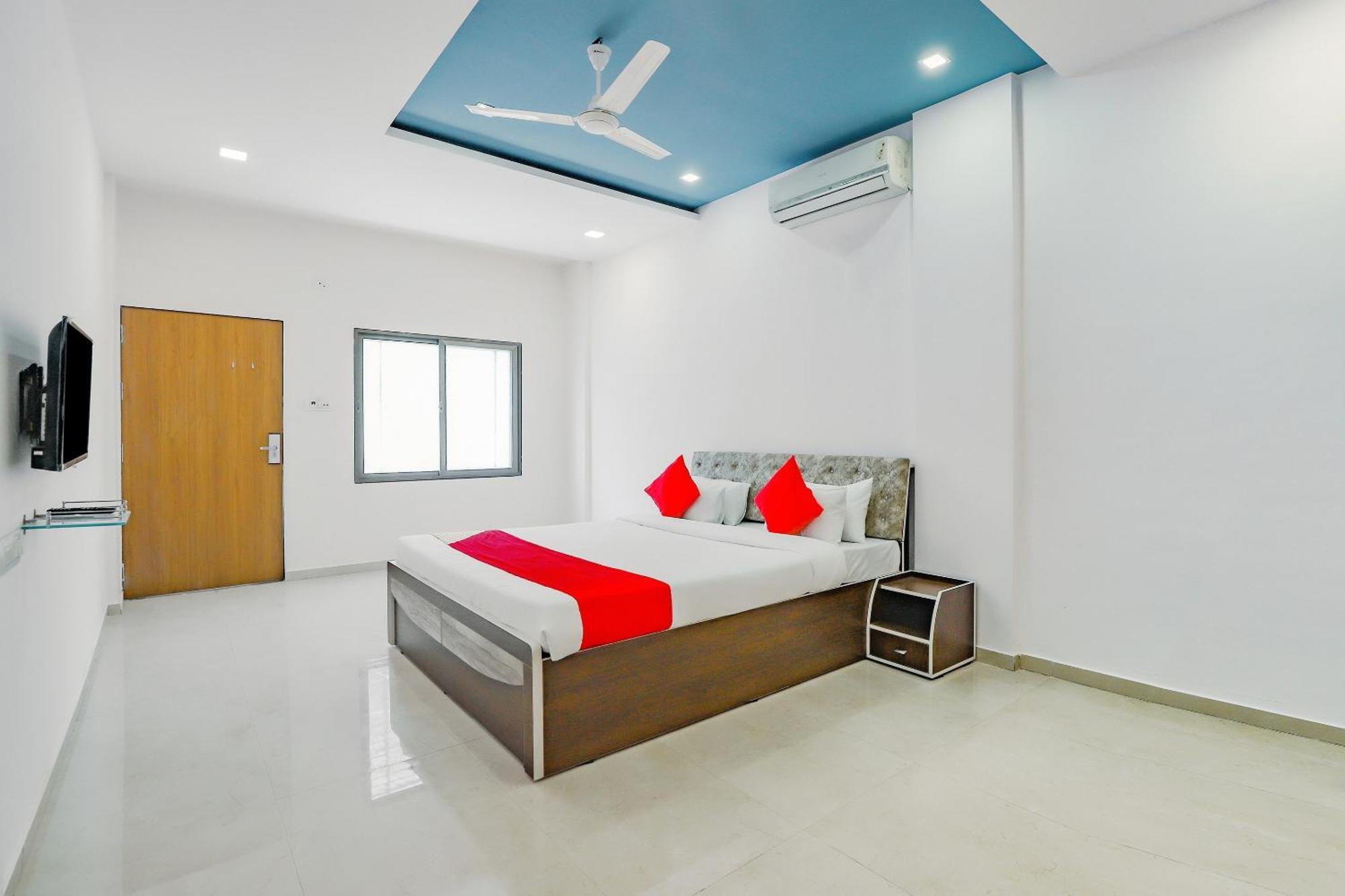 Oyo Hotel Fountain Surat Exterior foto
