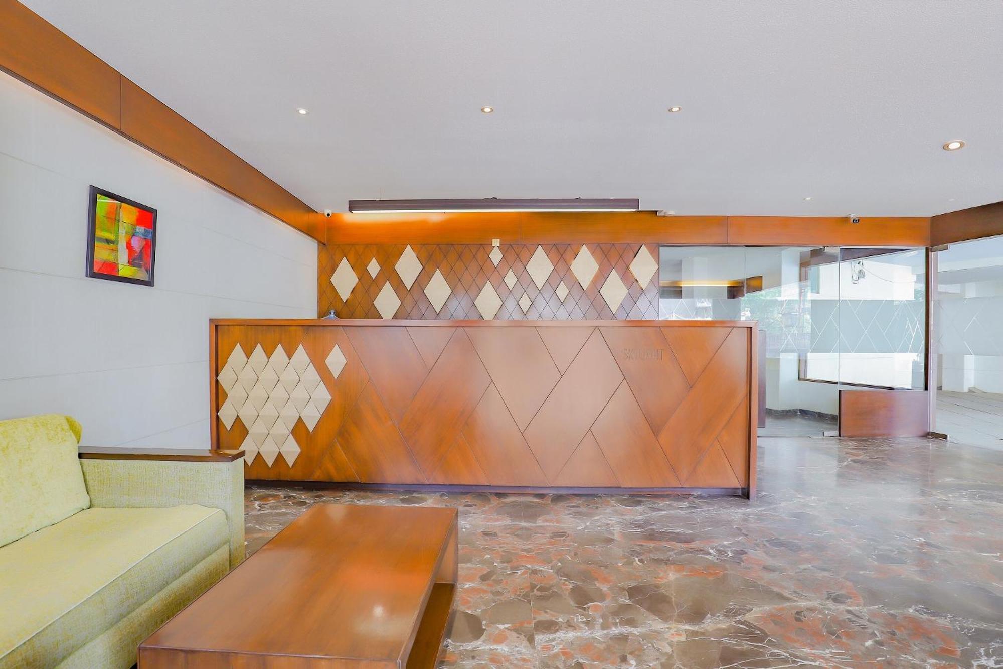 Oyo Hotel Fountain Surat Exterior foto